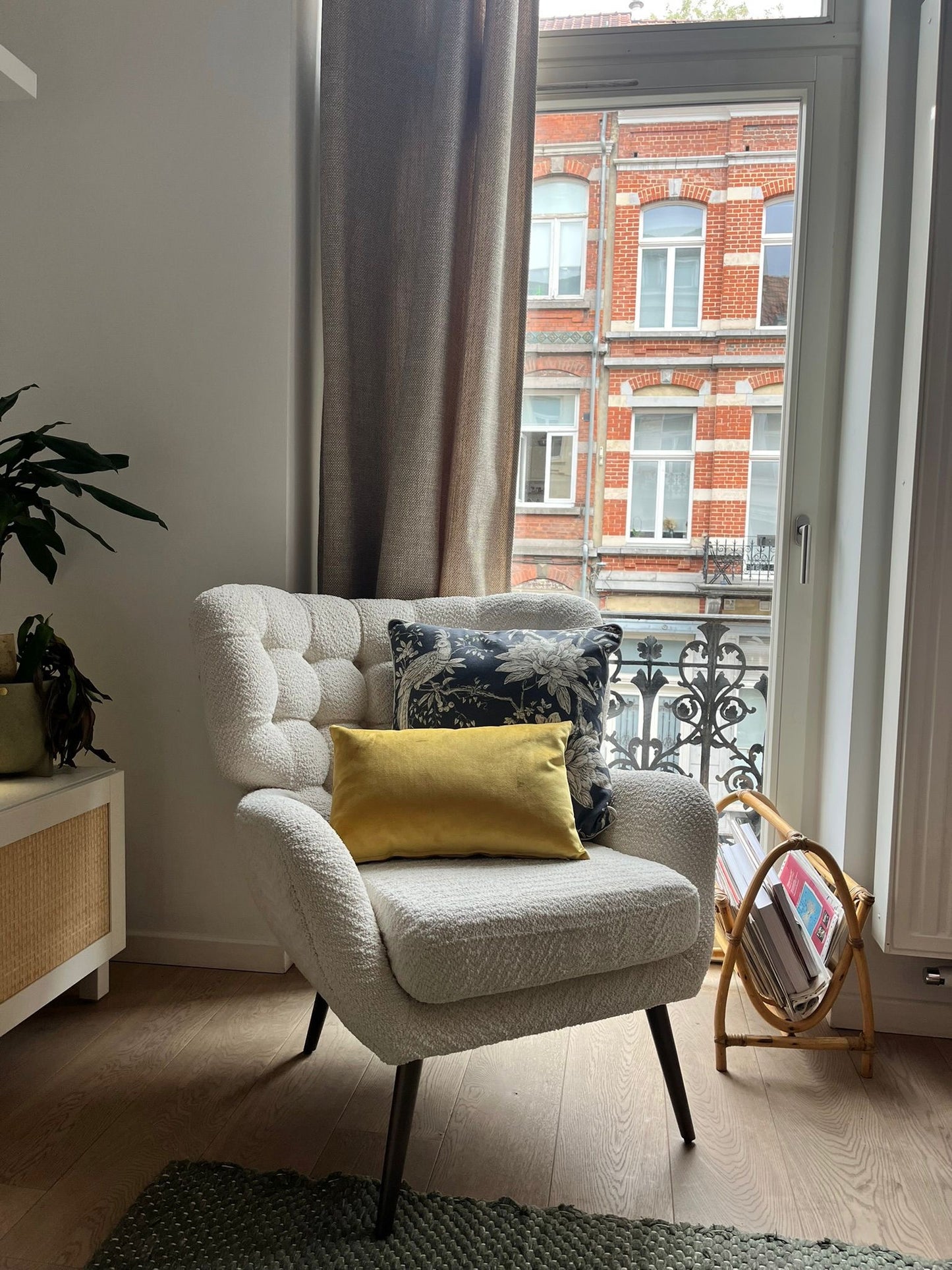Cozy corner with a white armchair, yellow pillow, blue pillow with floral design, New Classic, A Touch of Color, vintageLinen cushion, floral design; blue; 50x50cm piping in linen