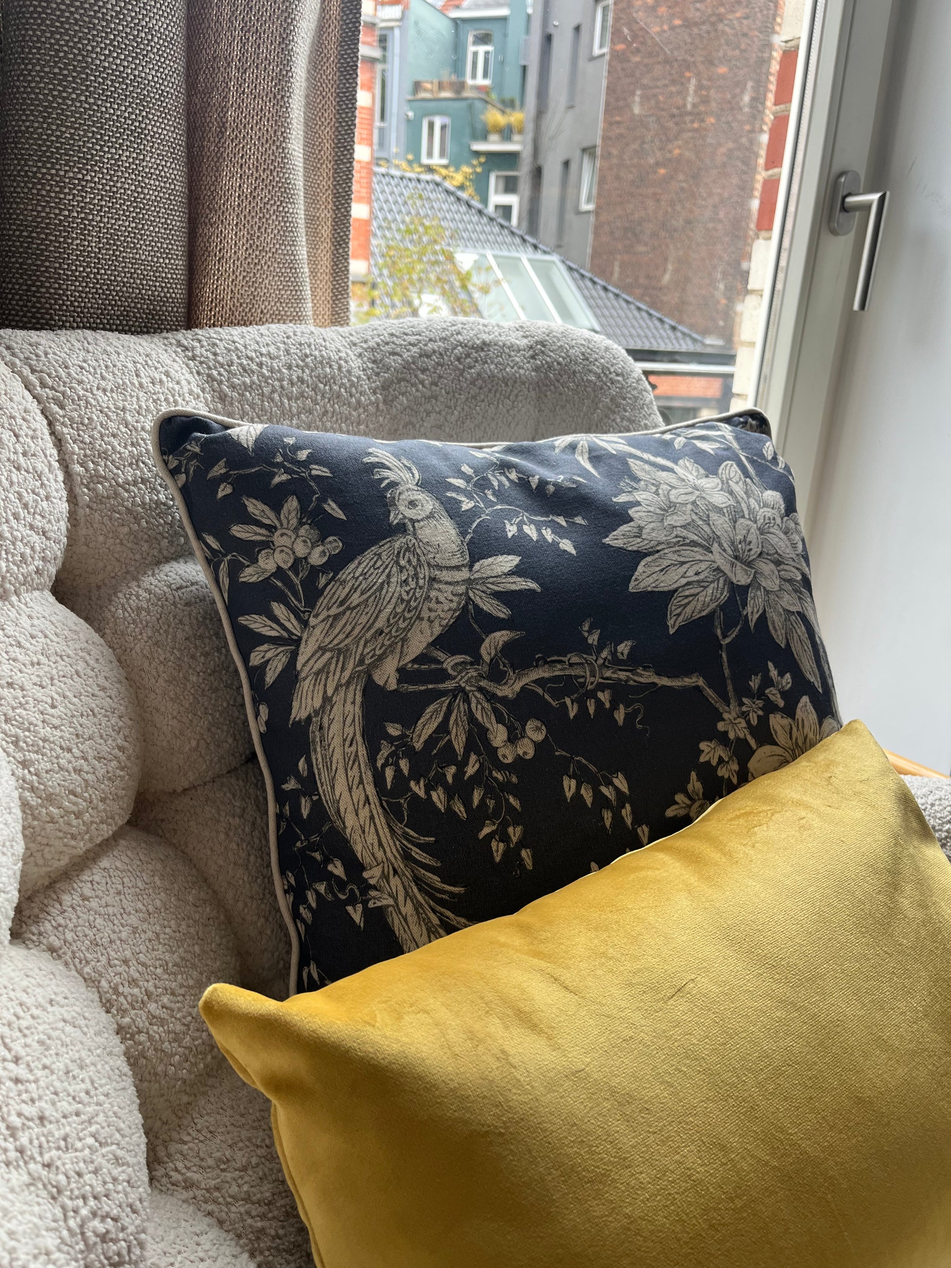 Decorative pillows; New Classic ; floral designs; A Touch of colour; 50x50cm; linen with piping