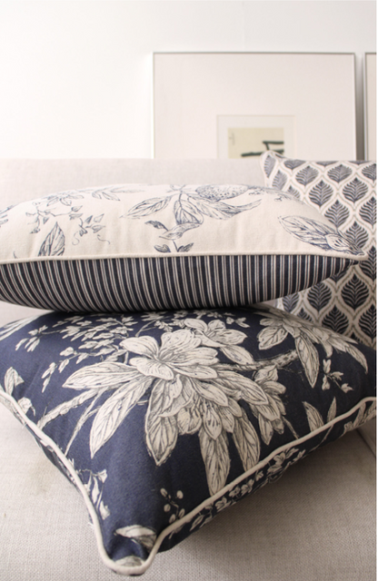 Linen cushions: Vintage style, blue floral design; dimensions 50x50cm; breathable linen fabric; with piping in linen 