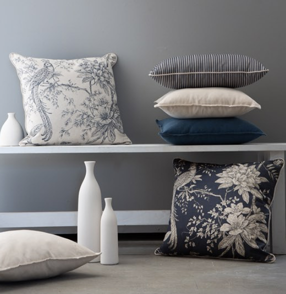 Linen cushions with a blue and white floral pattern ; 50x50cm  with piping in linen; vintage; 