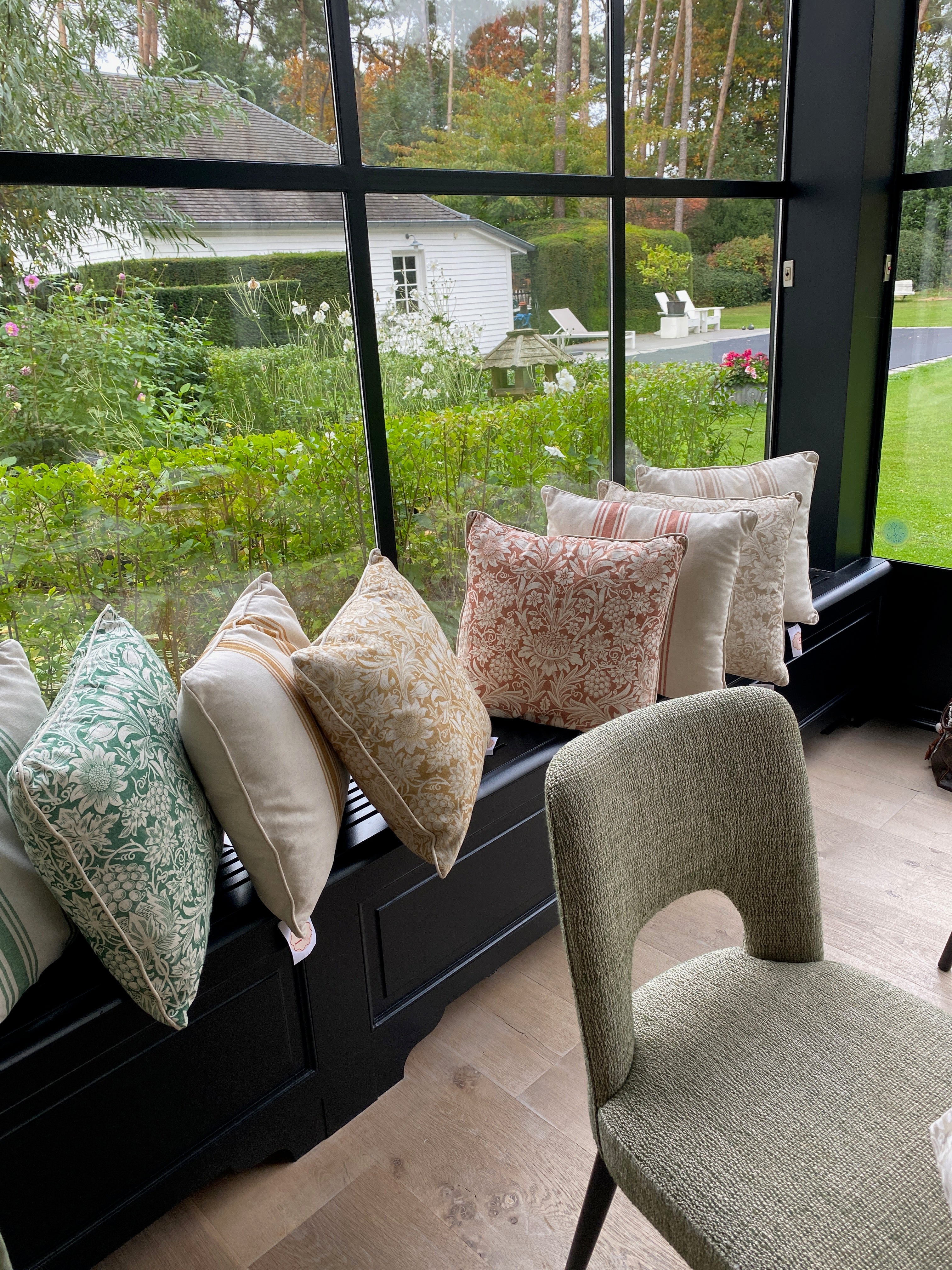 cushions, William Morris design, green, red, yellow, beige decoration; 50x50cm; A Touch of Colour; New Classic; modern